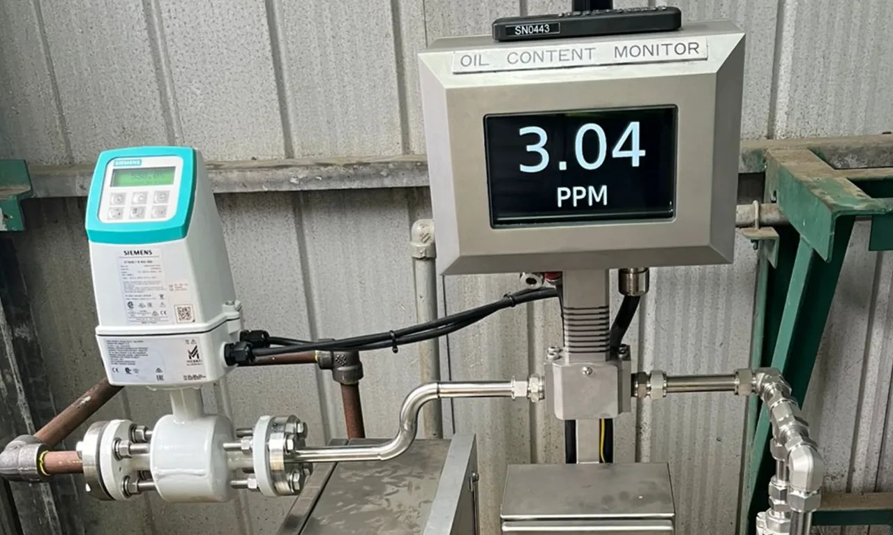 Monitor de contenido de aceite instalado en planta